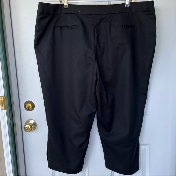 •Roz & Ali• Cropped Black Pants with Button Detail - Size 24 - Picture 6 of 10